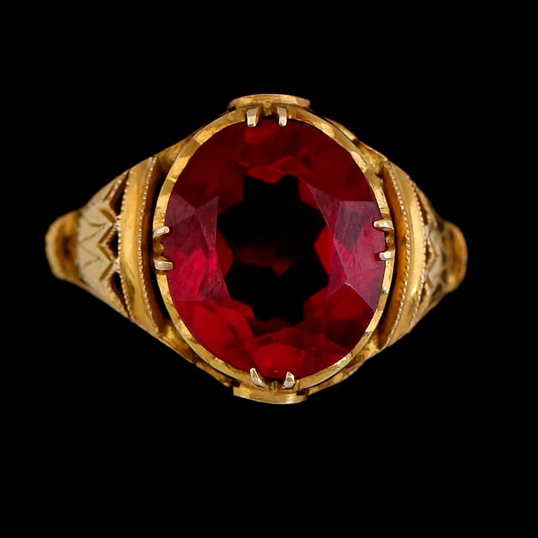 RING, 14K guld och röd sten. Total vikt ca 3 g.