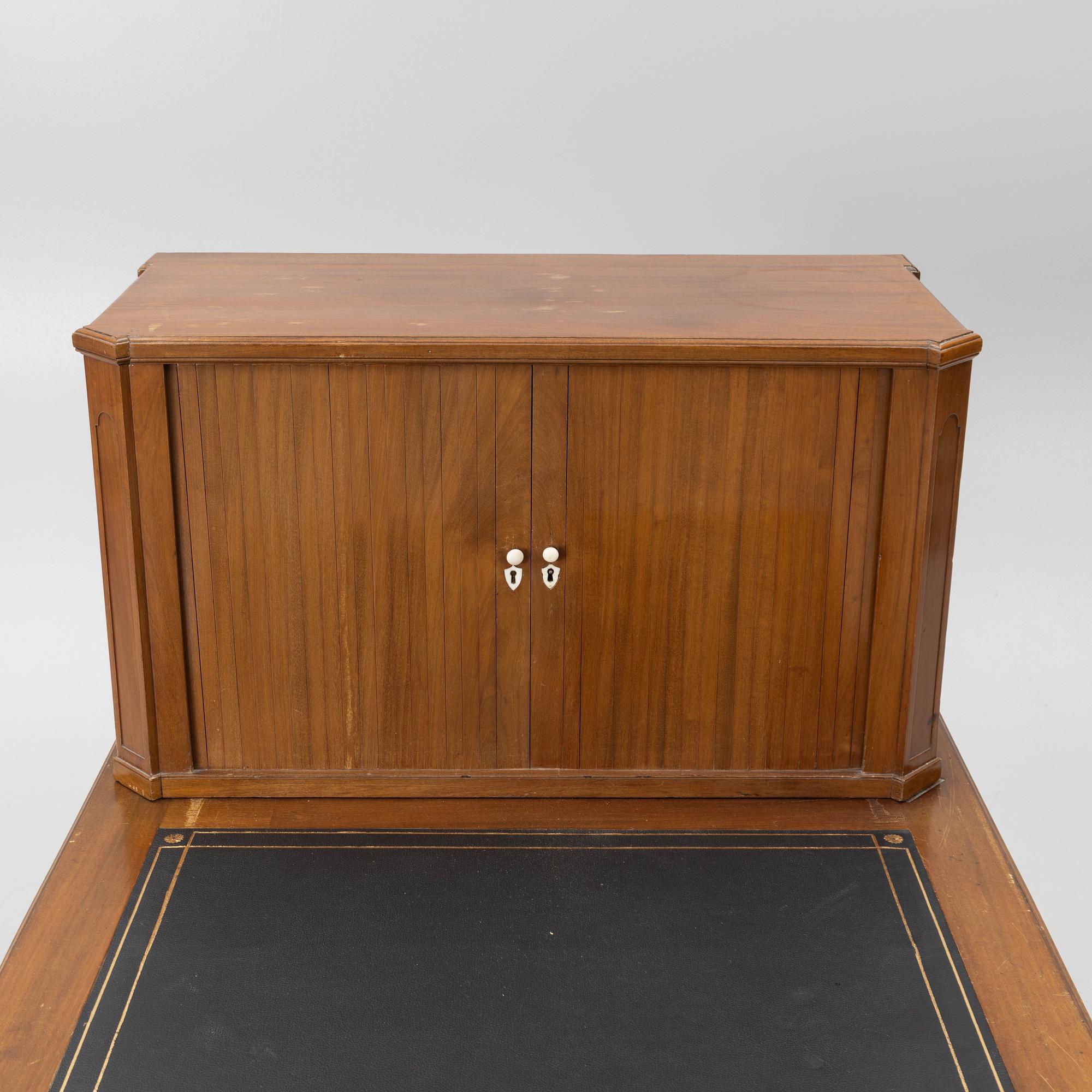 Skrivbord med uppsats, Sengustavianskt Stockholmsarbete, sent 1700-tal.
