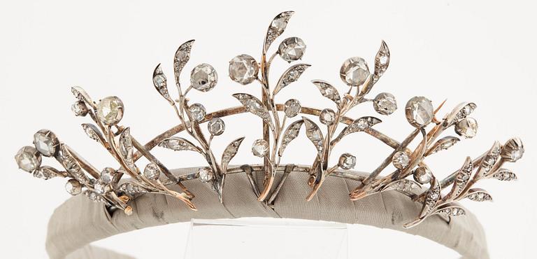A rose cut diamond tiara/broches.
