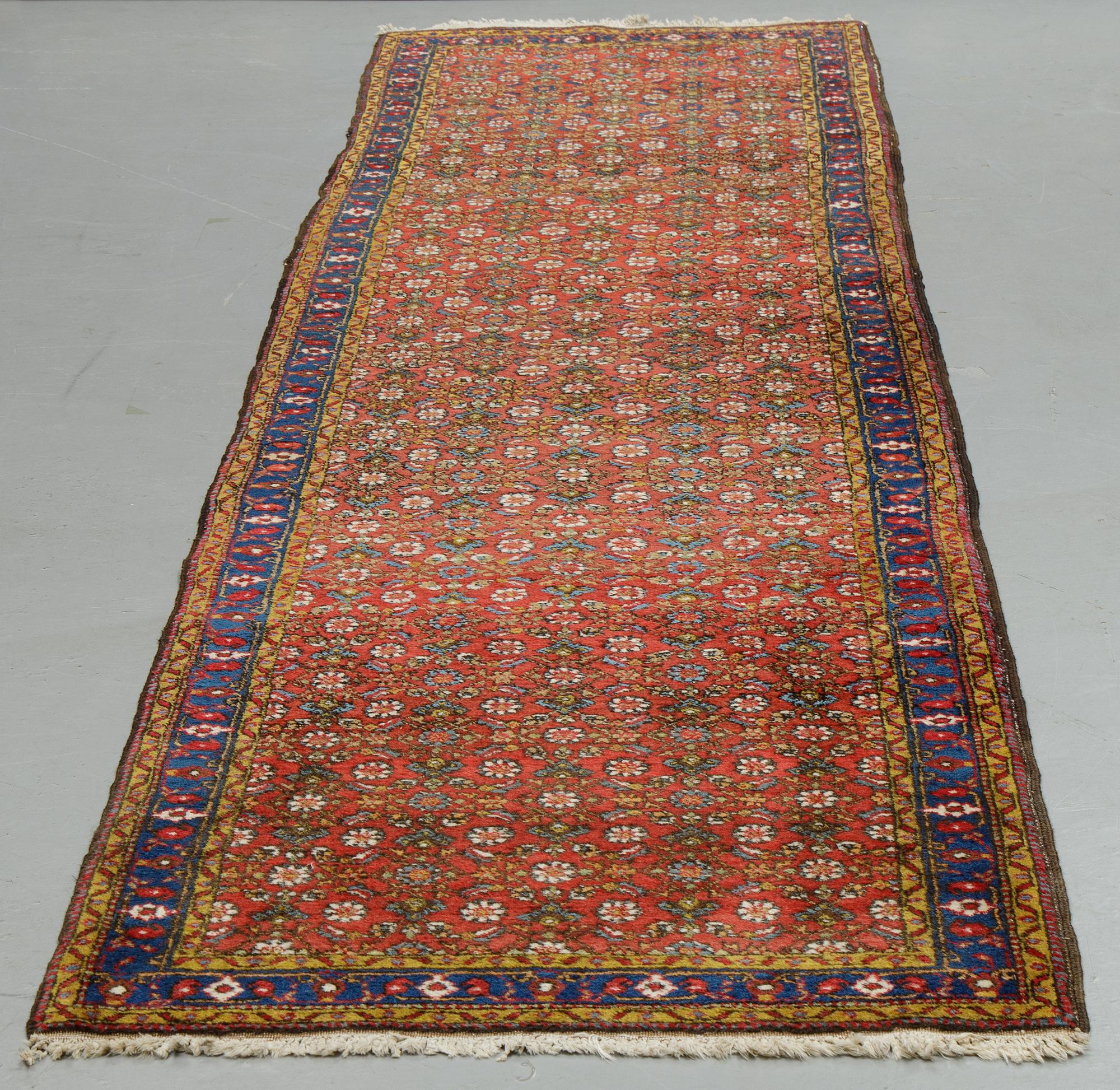 A runner, a semi-antique Western Iran/Azerbajdzjan, probably, ca 423 x 99 cm.