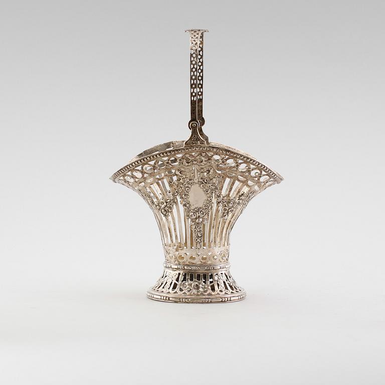 KORG, silver, möjligen Nederländerna, omkring år 1900. Vikt ca 386 gram.