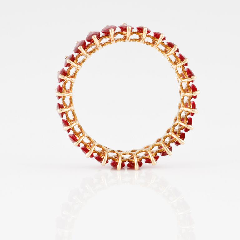 RING, 18K guld med navetteslipade rubiner ca 3,30 ct. Vikt 2,6 gram.
