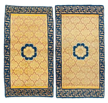 182. RUGS, 1 PAIR. Antique Ningxia. 125 x 68,5 and 127,5 x 68,5 cm. China late Qing dynasty.