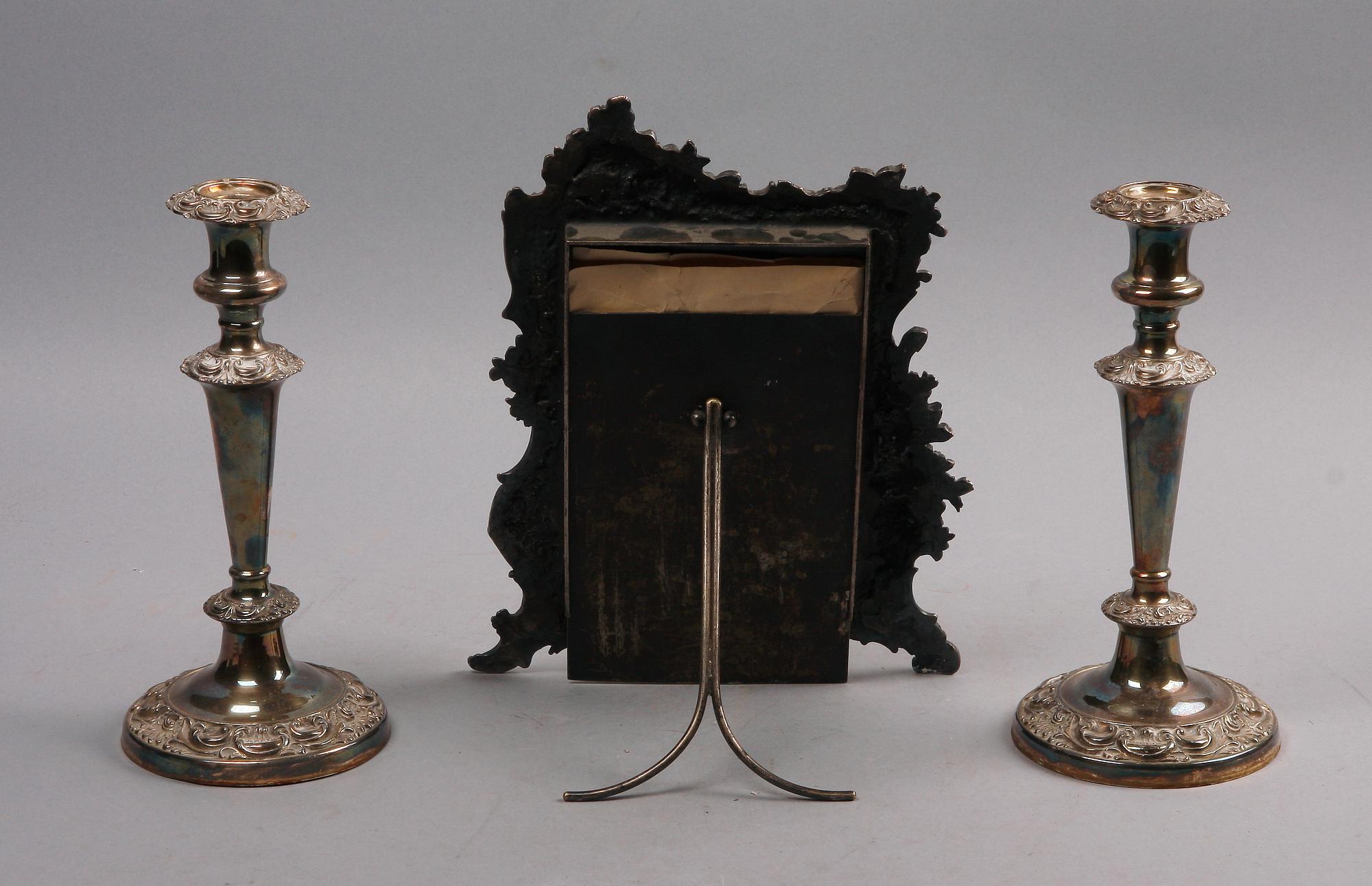 LJUSSTAKAR, ett par, nysilver, samt BORDSPEGEL, vitmetall. Nyrokoko. 1800-talets andra hälft.
