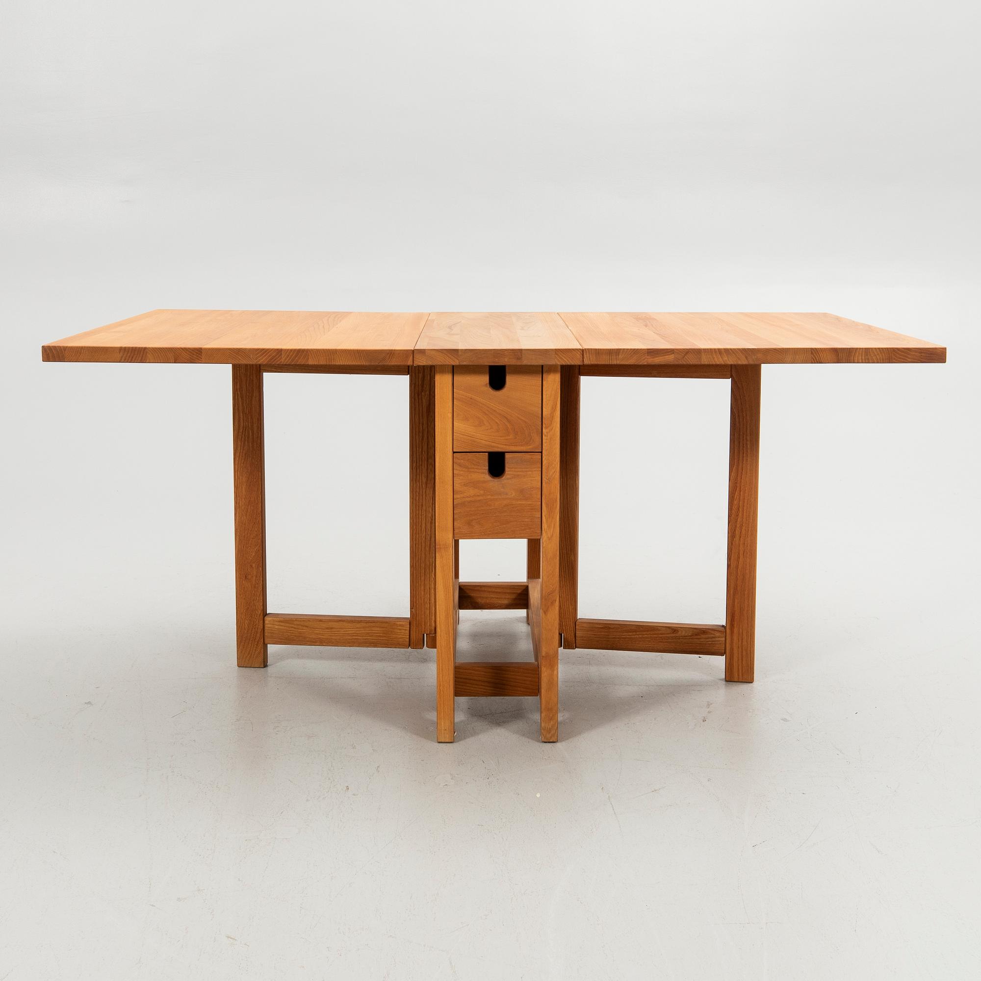 Drop-leaf table, modern manufacture.