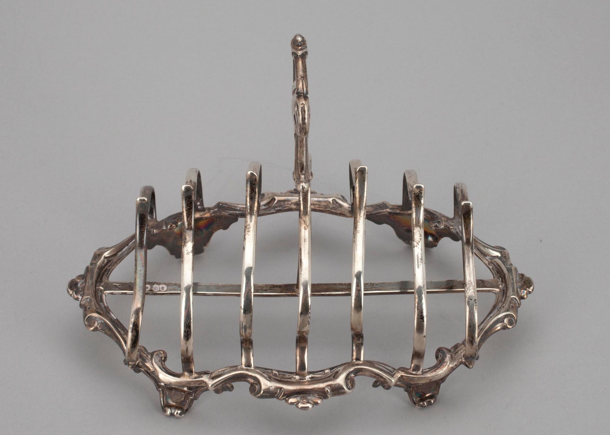 TOASTRACK, silver, London 1859. Vikt 274 g.