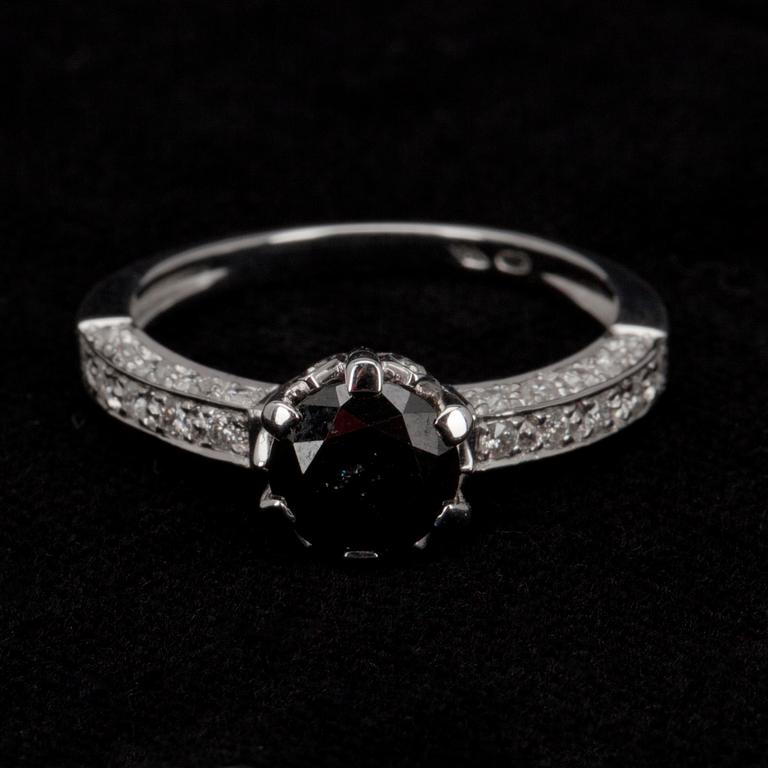 RING, 18K vitt guld. Svart briljantslipad diamant 1.36 ct + briljantslipade diamanter 0.50 ct. TW si/p. Vikt 4.5 g.