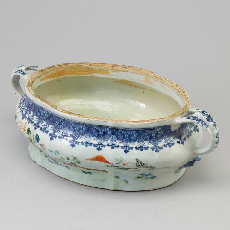 A wonderful Chinese blue and white with famille rose tureen with cover, Qing dynasty, early 18th century.