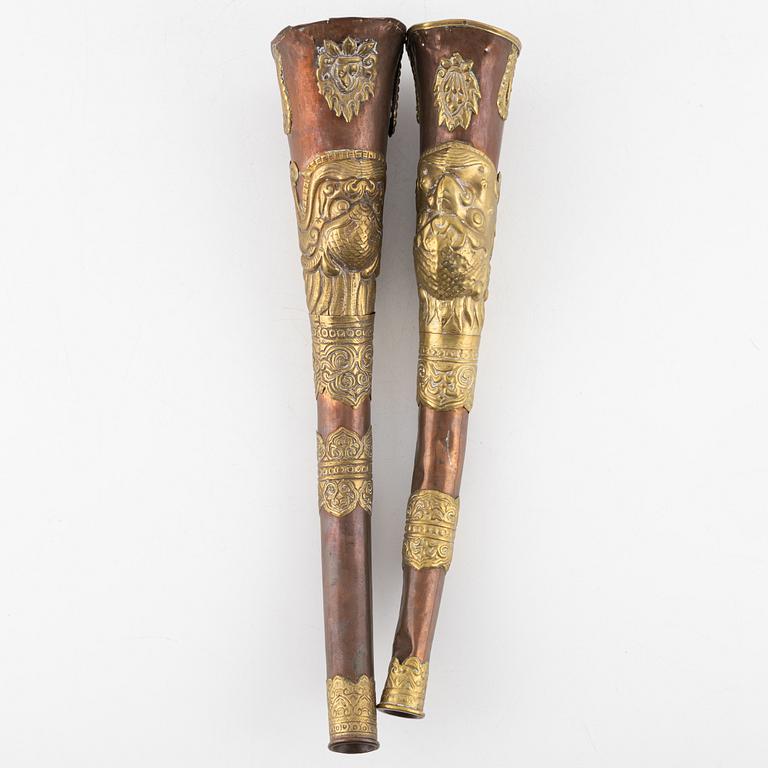 Rituella horn, två stycken, koppar och mässing, Tibet, 1800-tal.