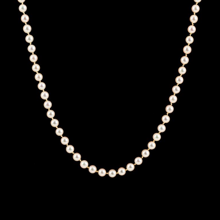 Cultured pearl necklace, clasp silver.