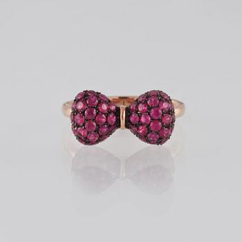 RING, 18K guld med fasettslipade rubiner ca 1.25 ct. Vikt 2,9 gram.