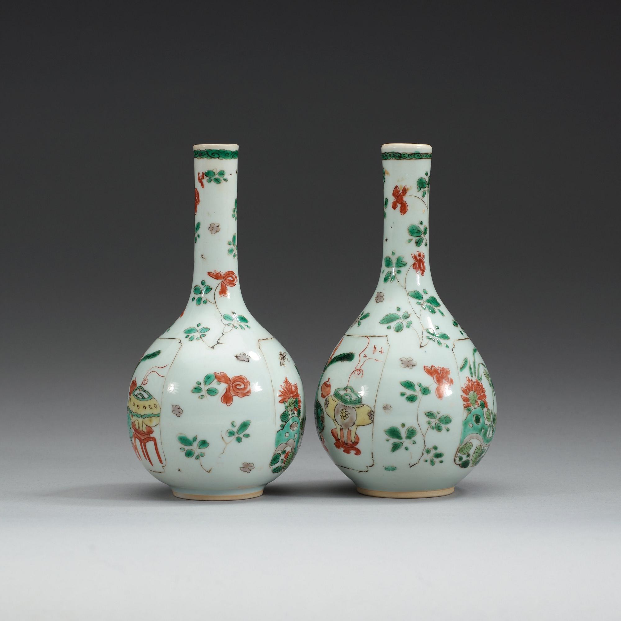 VASER, ett par, porslin. Qing dynastin, Kangxi (1662-1722).