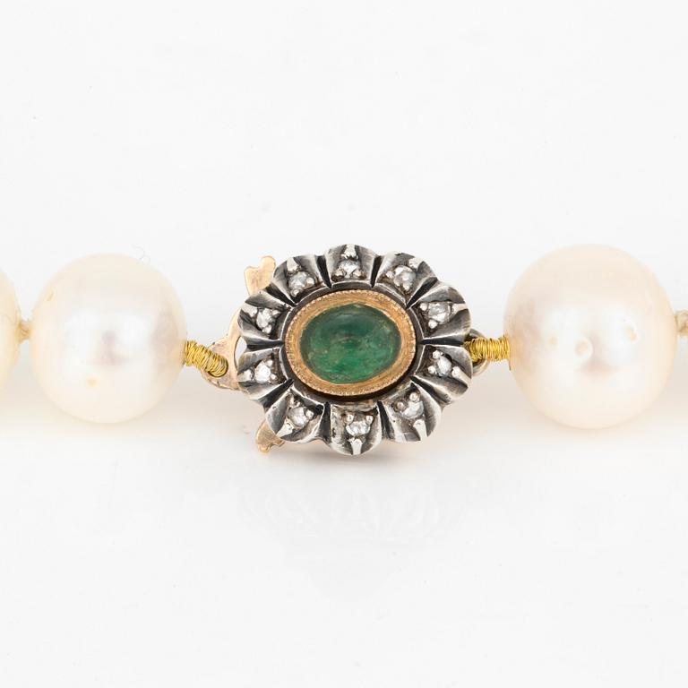 PÄRLCOLLIER, odlade sötvattenspärlor med lås i 18K guld dekorerad av grön sten samt rosenslipade diamanter.