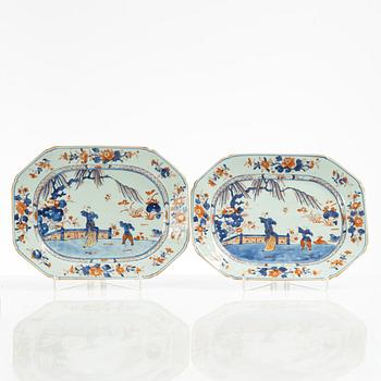 A pair of Chinese export porcelain imari dishes, Qing dynasty, 18th century.
