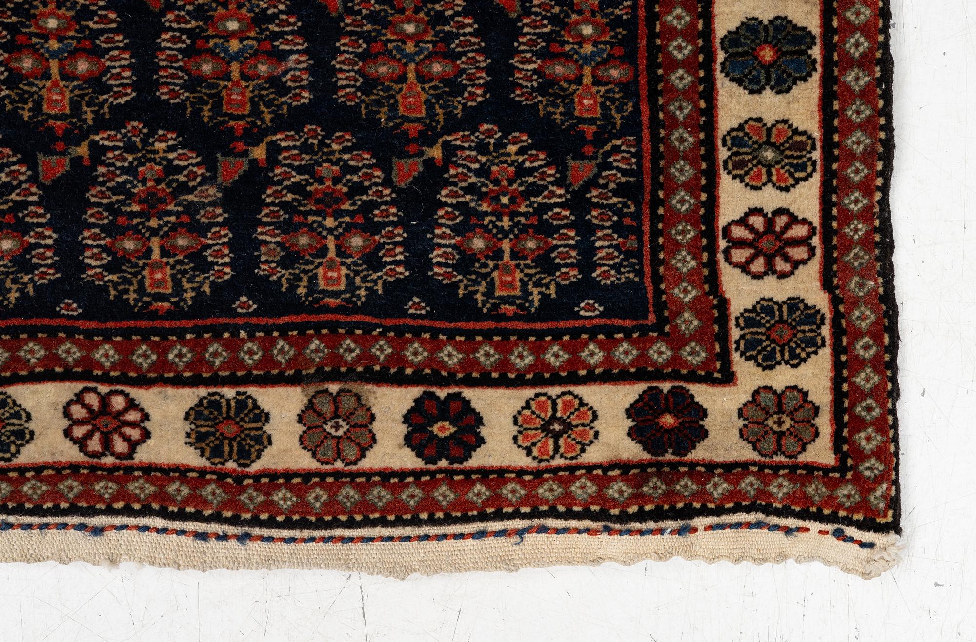 Matta/Kudde. Afshar ca 77 x 66 cm.