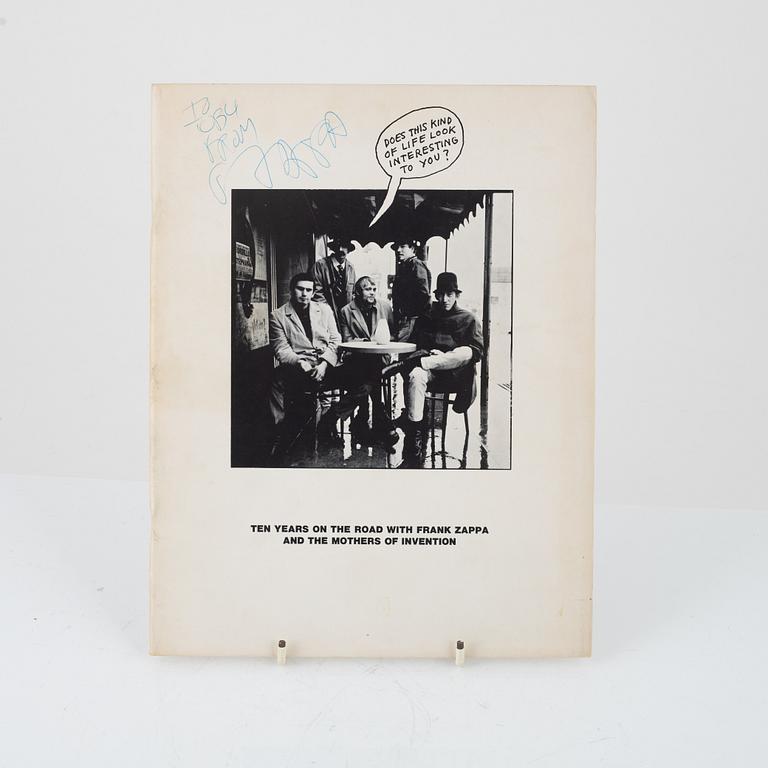 Frank Zappa,  booklet, "Ten Years on the Road With Frank Zappa and the Mothers Of Invention", Signerat, 1974.