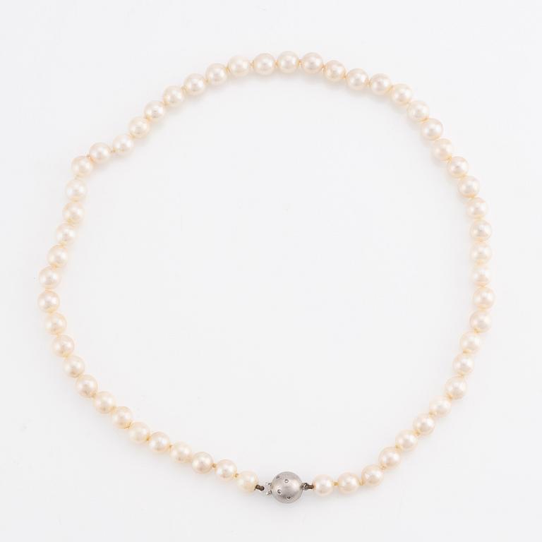 Pärlcollier, odlade pärlor med lås i 18K vitguld med små diamanter.