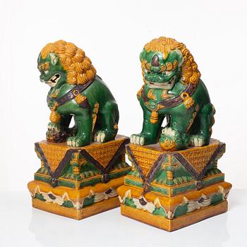 Fohundar, ett par, porslin, Kina, 1900-talets andra hälft.