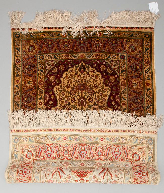 BÖNEMATTA, Hereke, silke. Ca 116x85 cm.