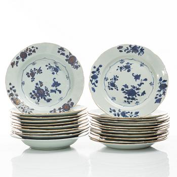 A set of 22 Chinese blue and white porcelain plates, Qing dynasty, Qianlong (1736-95).
