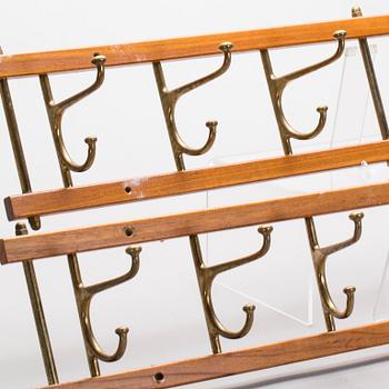 KLÄDHÄNGARE, 2 st, "Dekorativ", Skoglunds Metallgjuteri, 1900-talets andra hälft.