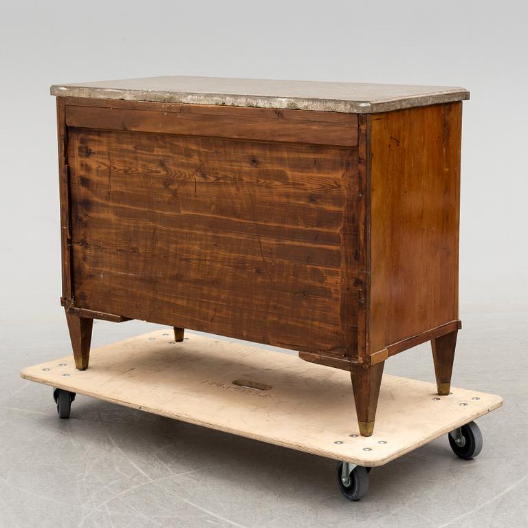 An early 20th century chest of drawers.