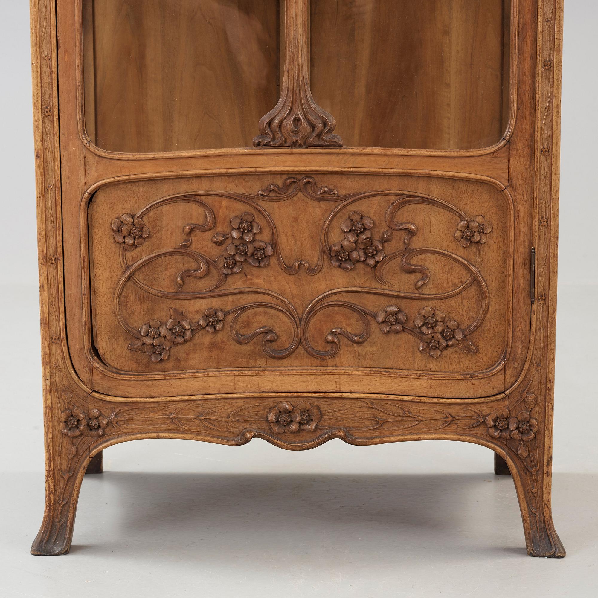 An Art Nouveau mahogany show case cabinet, for Myrstedt & Stern, Stockholm, Sweden ca 1900.