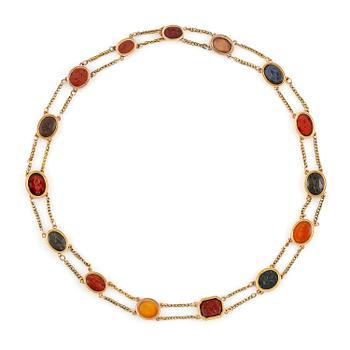 613. An 18K gold and hardstone intaglio necklace, 19th century.