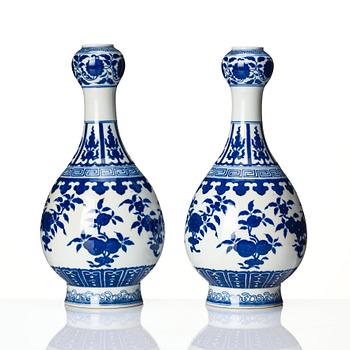Vaser, ett par, porslin. Kina, Sen Qingdynasti/Republik med Qianlongs märke.