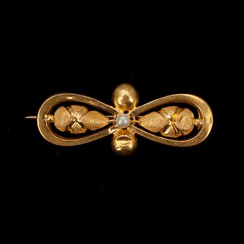 BROSCH, guld 14K, pärla, troligen Claes Henrik Wasenius, Åbo 1879. Vikt ca 3 g.