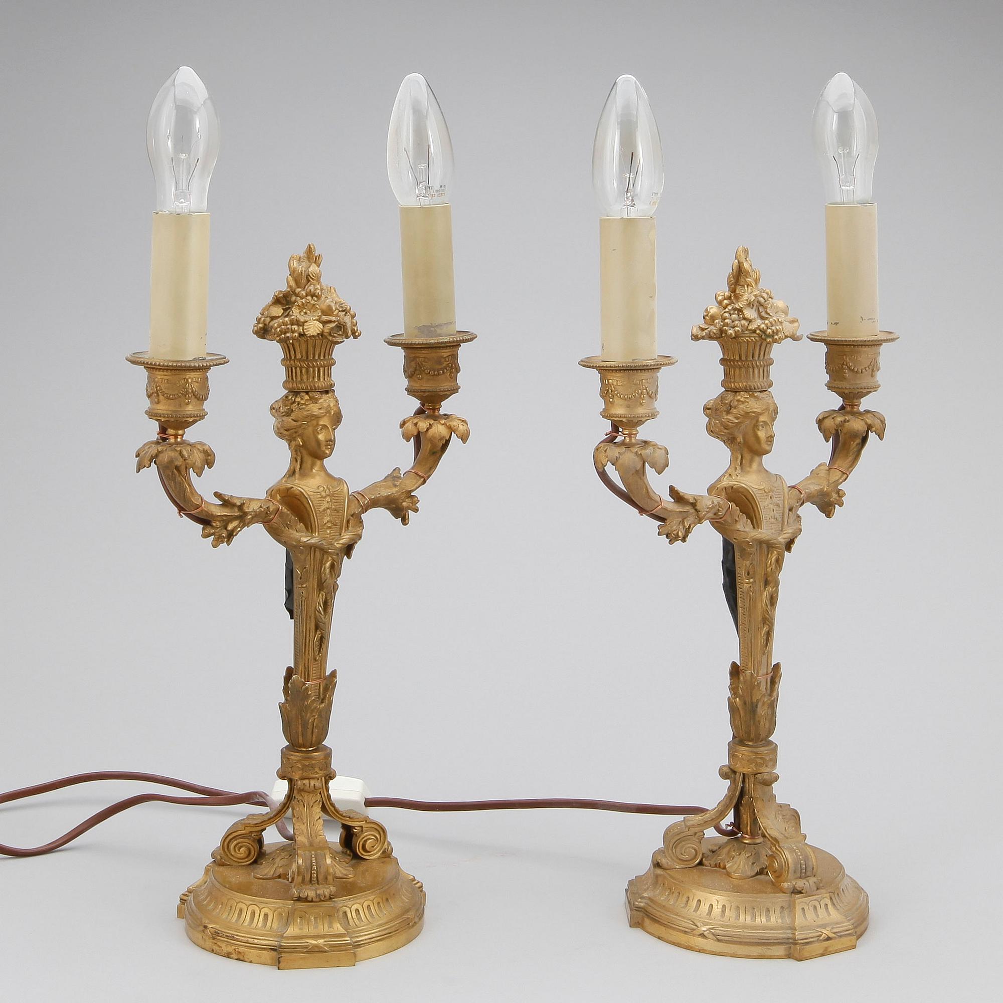 BORDSLAMPOR, ett par förgylld mässing, Ny-Louis XVI, 1800-talets andra hälft.
