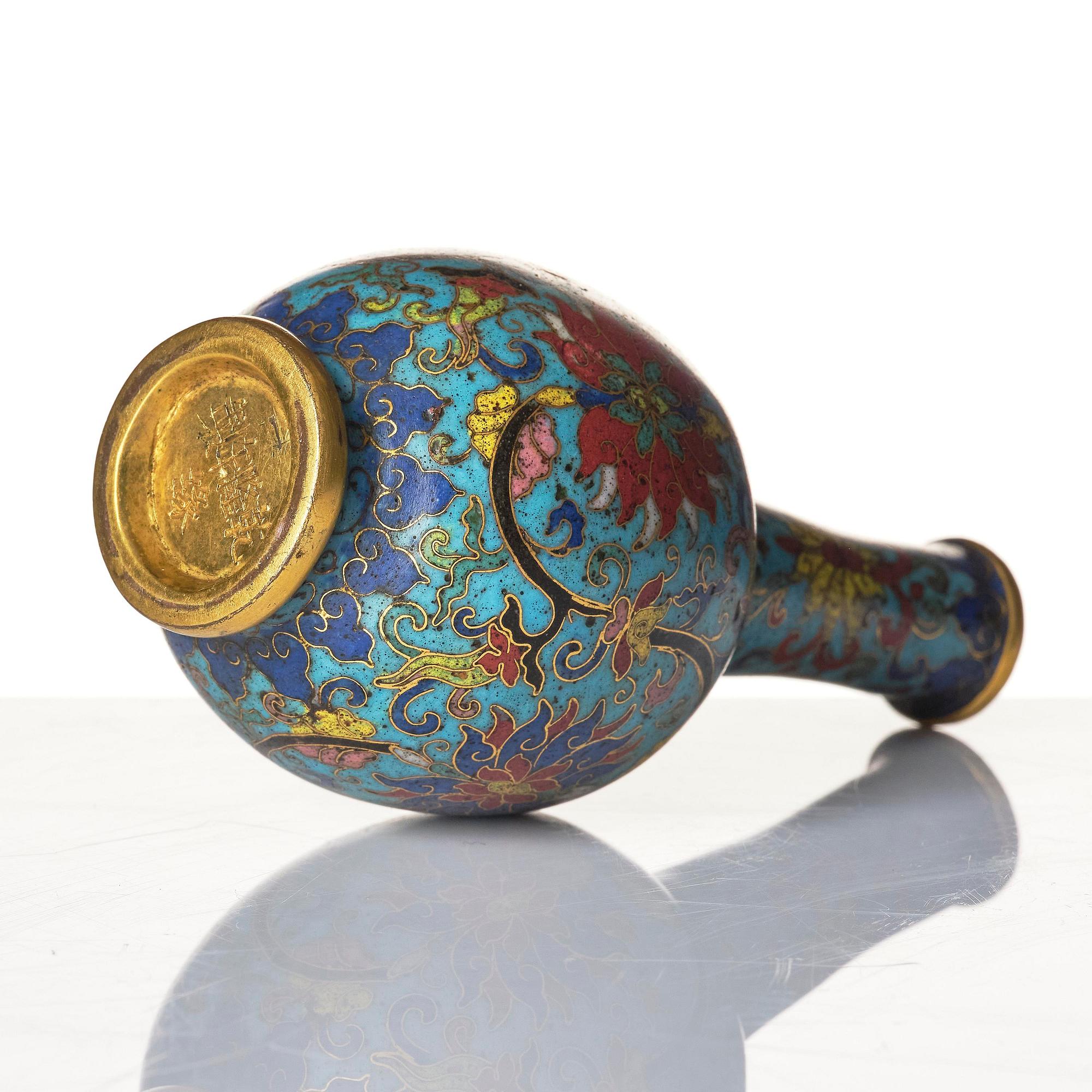 Vas, cloisonné. Qingdynastin, med Qianlongs märke och period (1736-95).