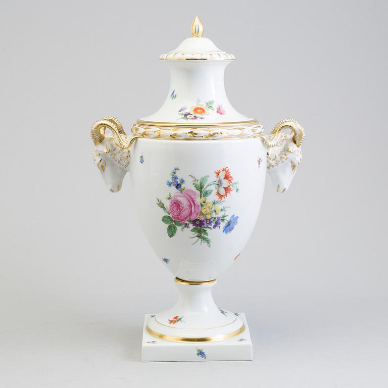 A FÜRSTENBERG PORCELAIN VASE AND COVER, first half of the 20th century.