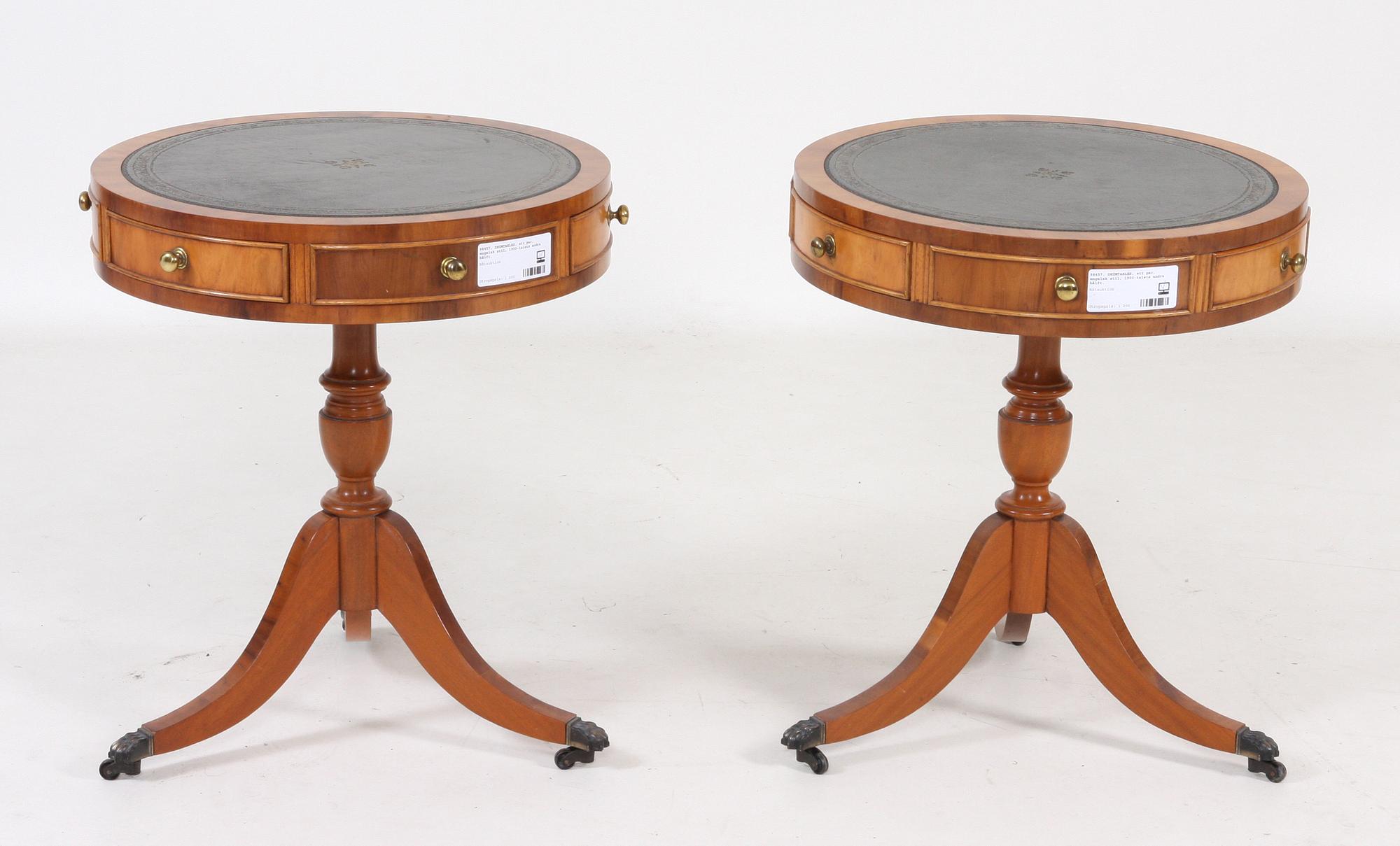 DRUMTABLES, ett par, engelsk stil, 1900-talets andra hälft.