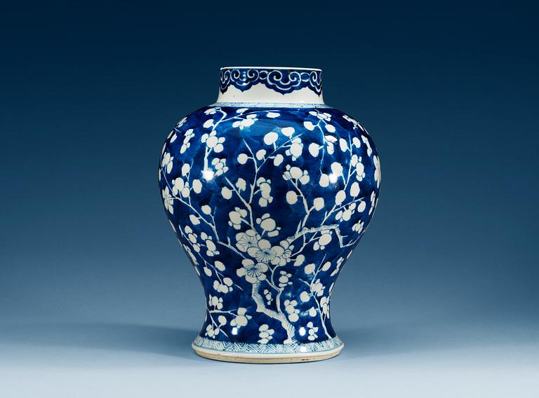 A blue and white jar, Qing dyansty, Kangxi (1662-1722).