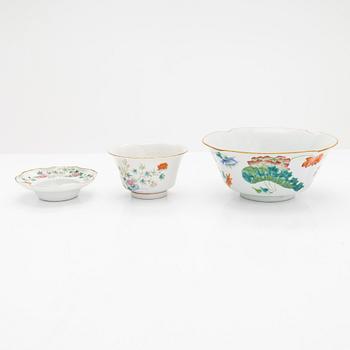 A porcelain bowl and four teacups, China, late Qing dynasty (1644-1912).