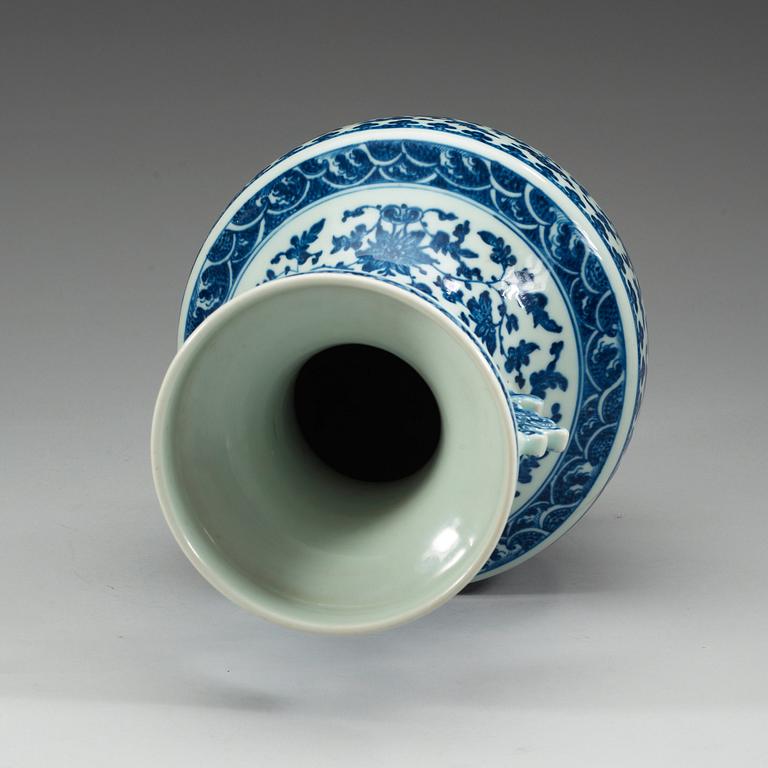 VAS, porslin. Qing dynastin, 1800-tal.