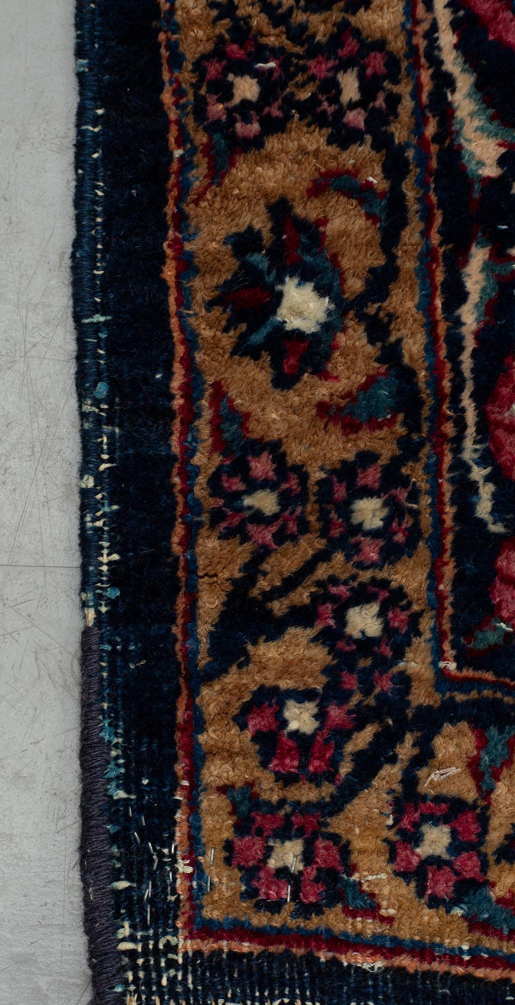 A carpet, an antique/a semi-antique Yezd, ca 557-562 x 366,5-370,5 cm.