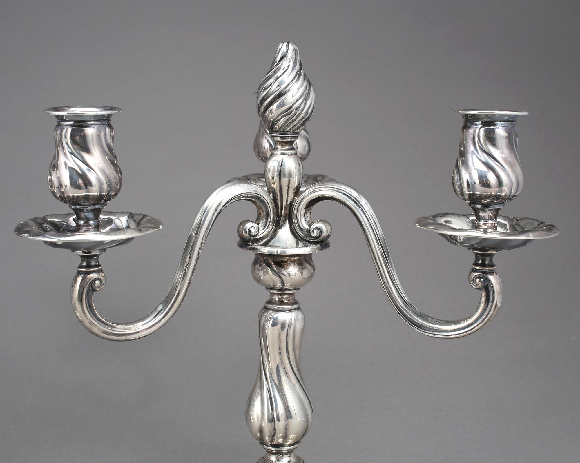 KANDELABRAR, ett par, silver, rokokostil, med svenska kontrollstämplar, 1900-talets första hälft.