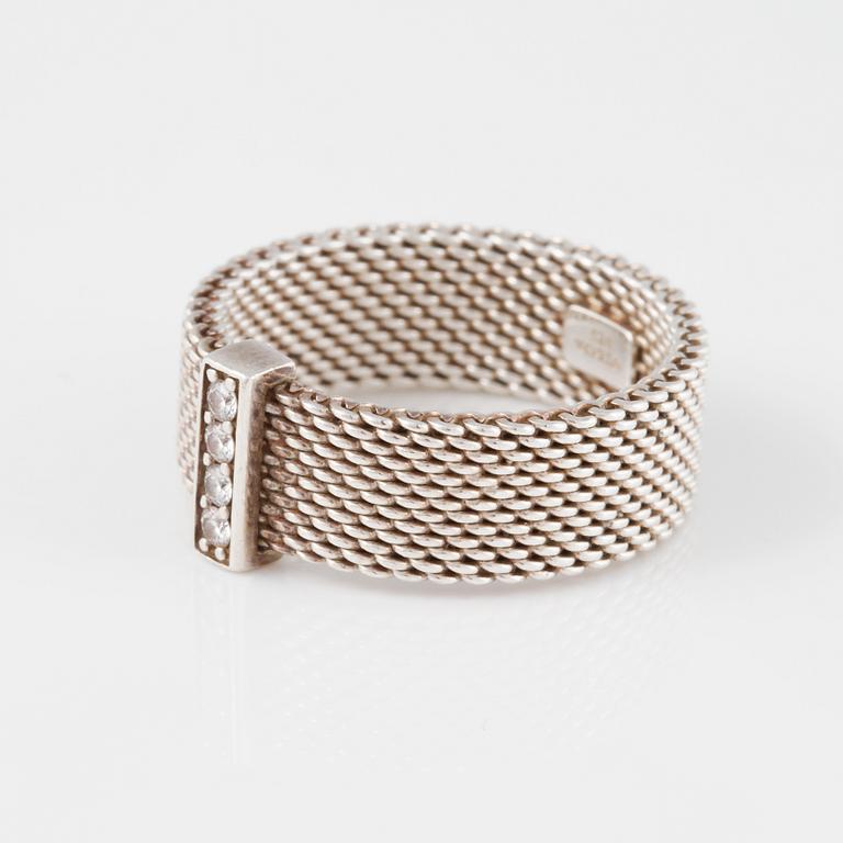 RING, Tiffany & Co, sterlingsilver med 4 briljantslipade diamanter. Vikt 4,3 gram.