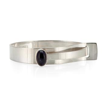 249. Elis Kauppi, ARMRING, sterling silver, cabochonslipad ametist, Kupittaan Kulta 1959.