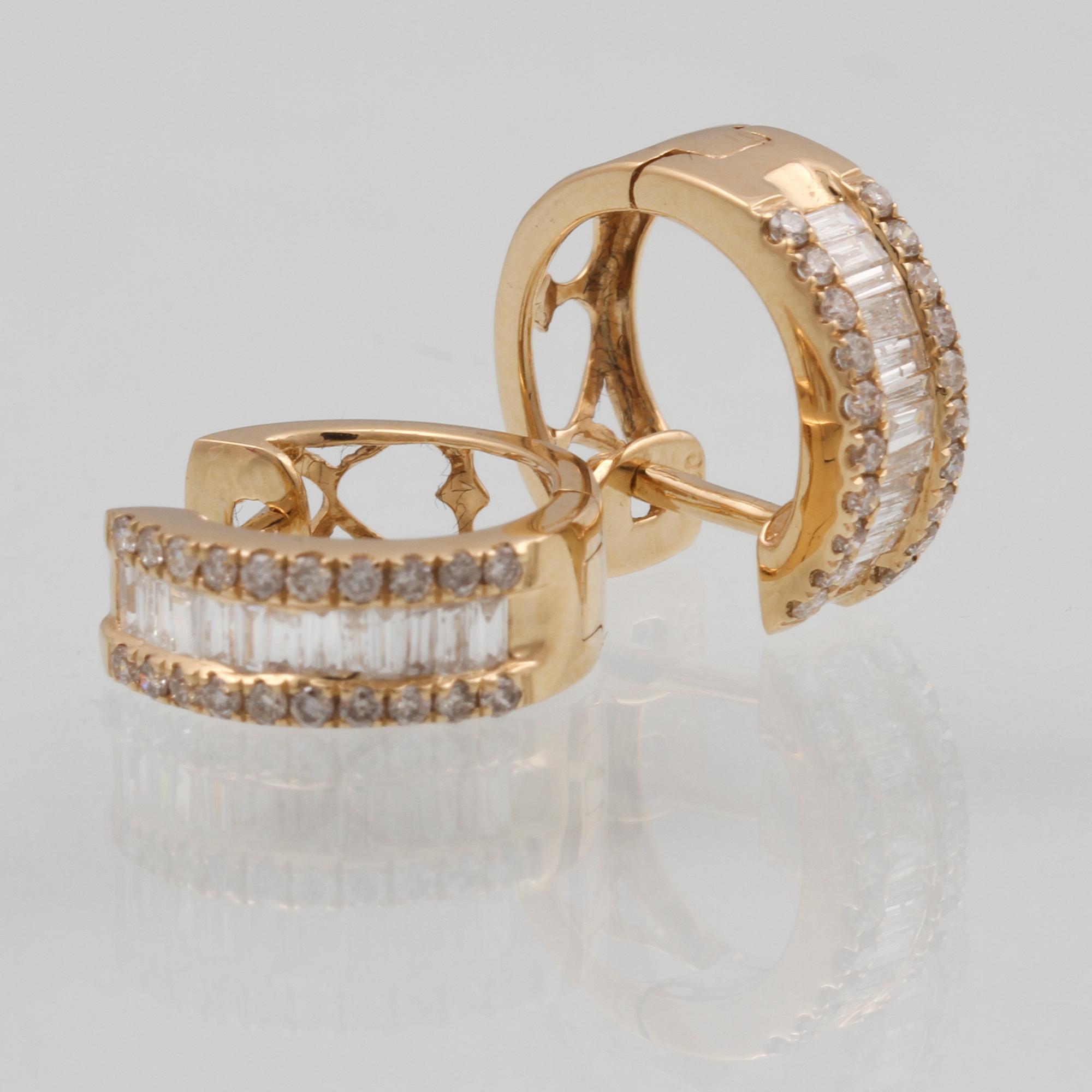 ÖRHÄNGEN, 18K guld med briljant och baguettslipade diamanter ca 0.50 ct. Vikt 2,5 gram.