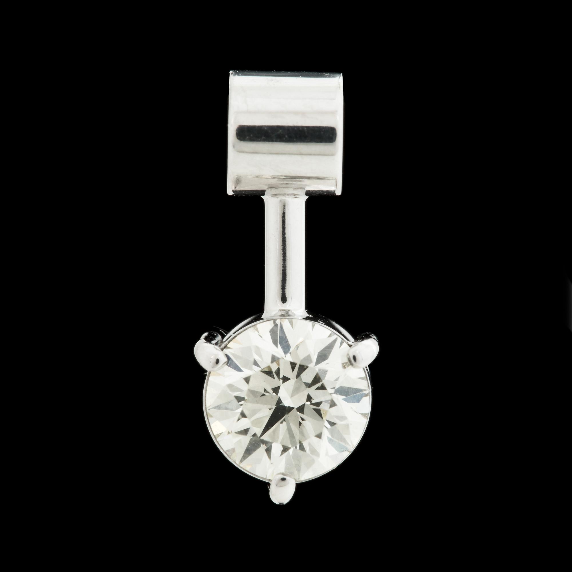 HÄNGE, 18 k vitguld med briljantslipad diamant 0,77 ct. Vikt ca 0,9 g.