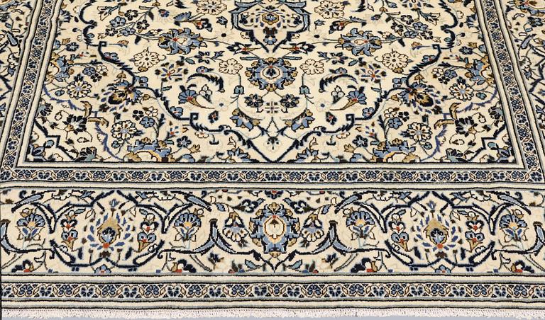 A Keshan carpet, approx. 302 x 203 cm.