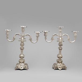 KANDELABRAR, ett par. Nysilver. Rokokostil, 1900-tal.