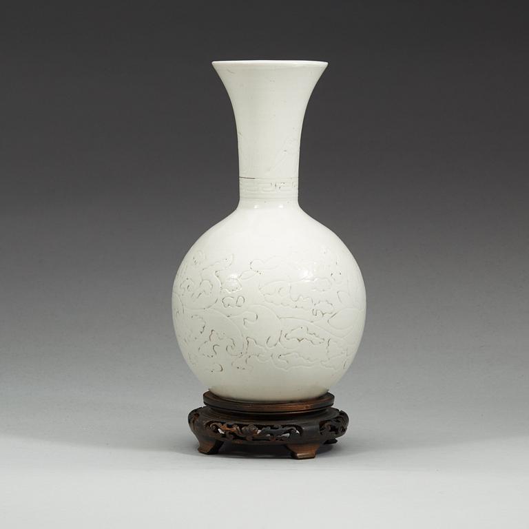 A white glazed vase, Qing dynasty (1644-1912).