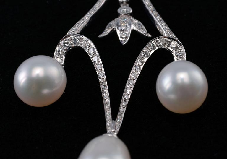 A NECKLACE, brilliant cut diamonds c. 1.85 ct. Cultivated pearls. 18K white gold. Weight 12,7 g.