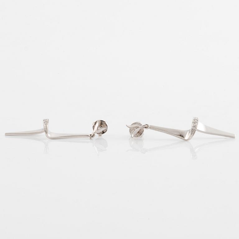 18K white gold and brilliant cut diamond earrings, Alton.