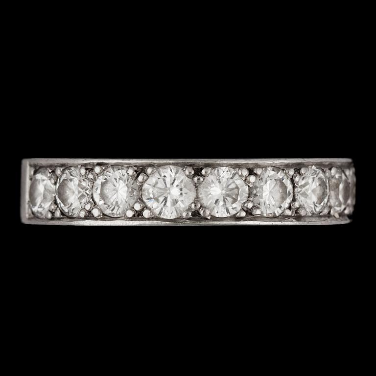 RING, platina med 9 briljantslipade diamanter, tot. ca 1.60 ct.