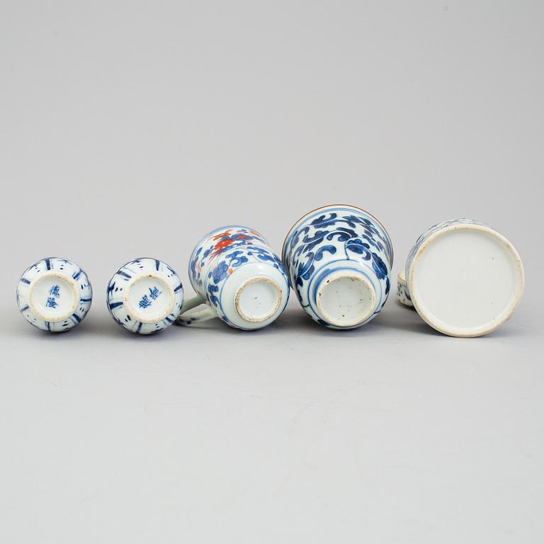 A lot of chinese blue and white box with cover, one cup, two vases and one imari cup. Qing dynasty, 18th/19th century.
